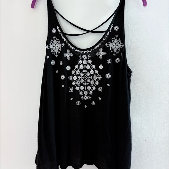 Aeropostale Tops - Aeropostale Black and White Embroidered Tank Top